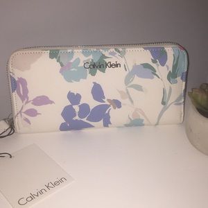 🌸🌷 Calvin Klein Floral Wallet